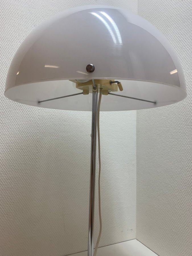 Fagerhult modell 63180 Svensktillverkad bordslampa i vitt 1970-tal