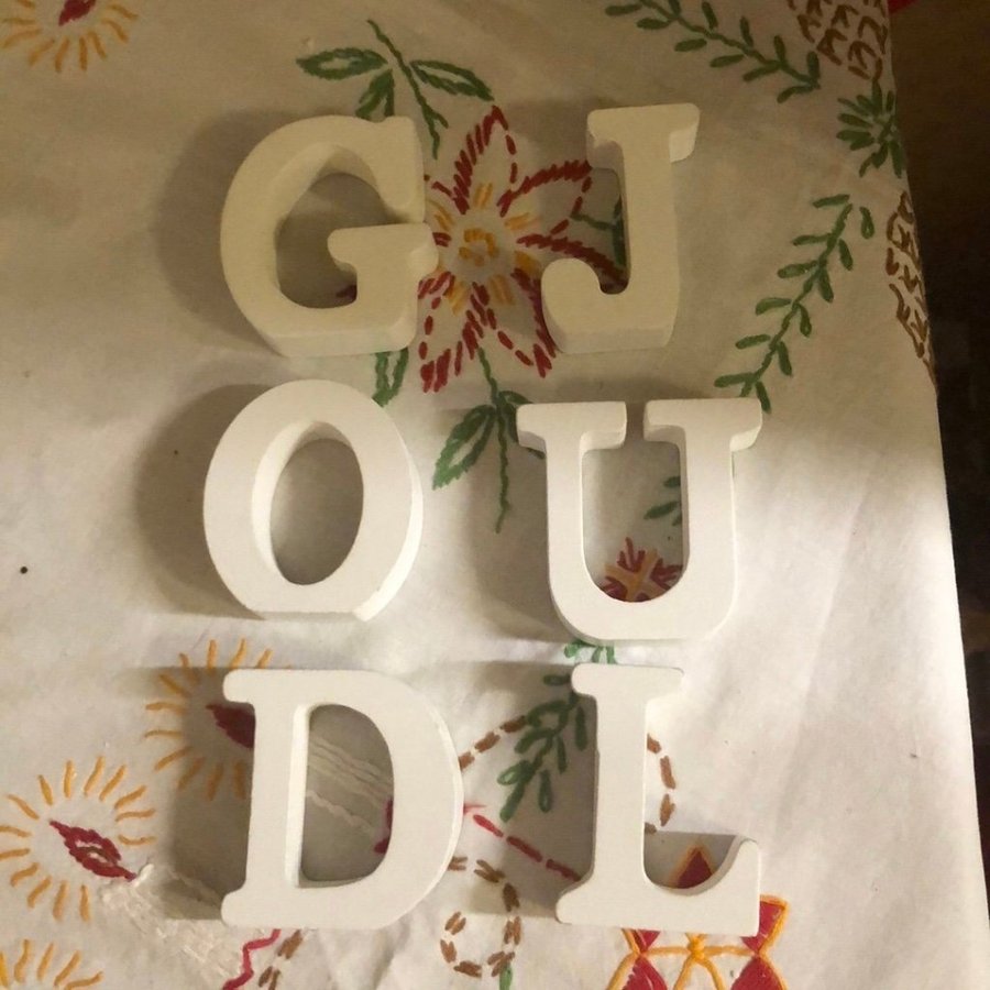 Vita träbokstäver "God Jul"