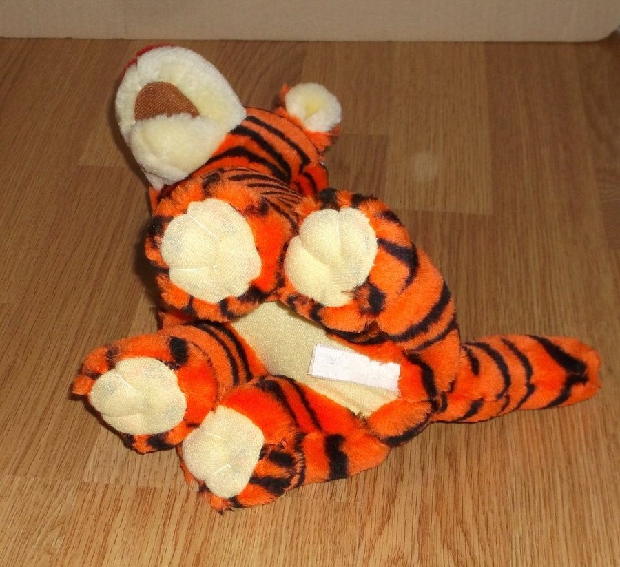 Tiger från Nalle Puh AAMilne mjukdjur orange med svarta ränder röd nos