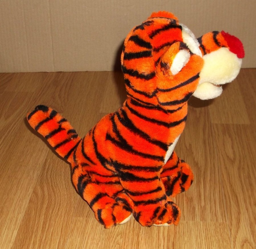 Tiger från Nalle Puh AAMilne mjukdjur orange med svarta ränder röd nos
