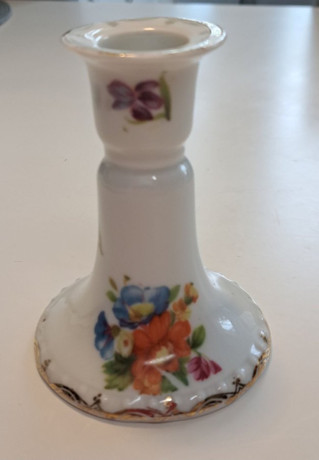 Porslins ljusstake med blommotiv