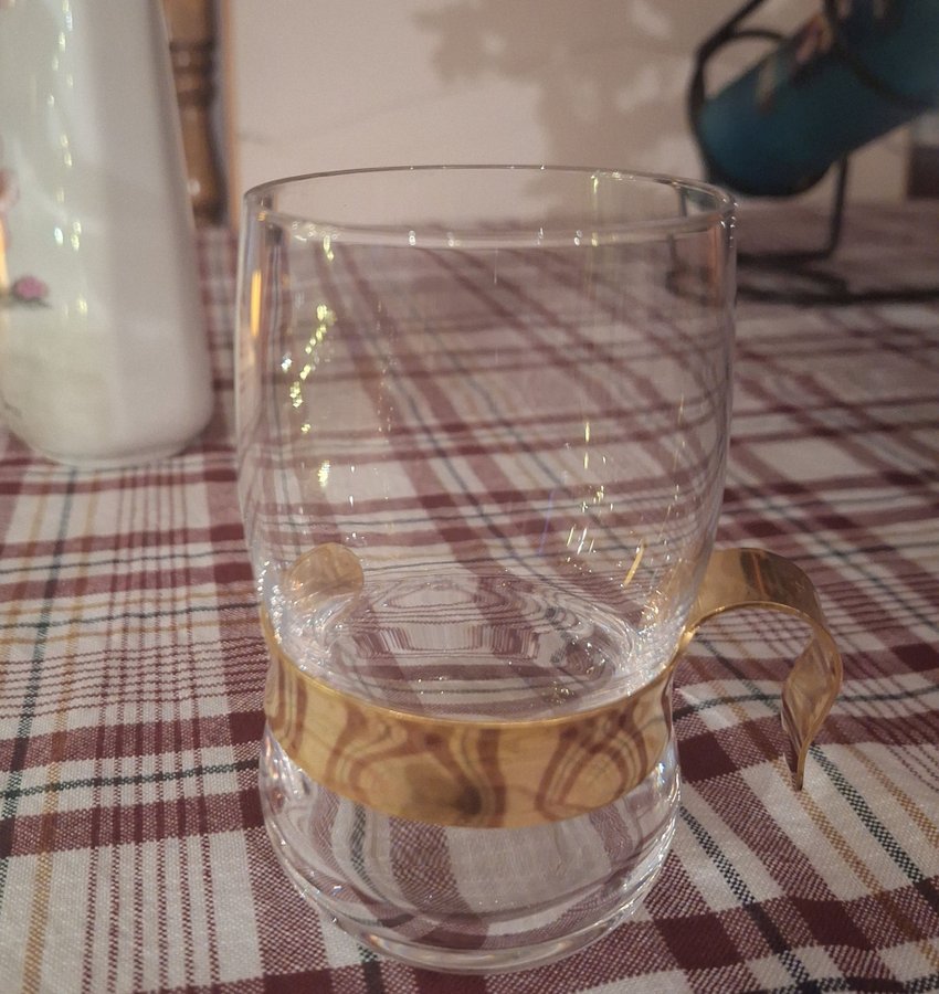 Glas med gulddetalj