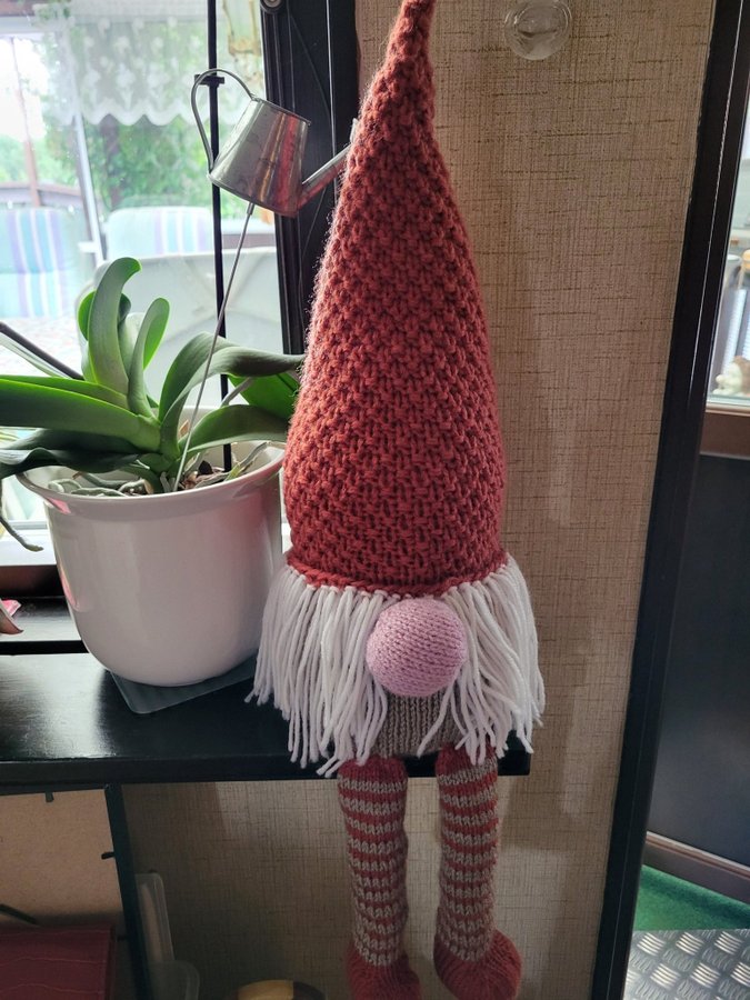 Stickad tomte, handarbete