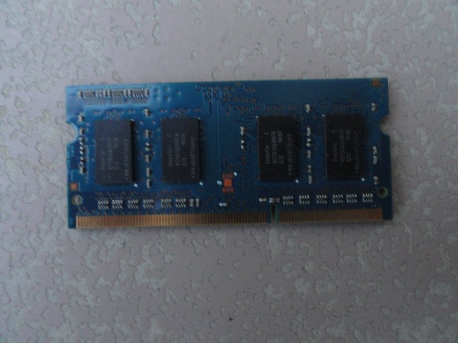 1 GB DDR3 PC3 8500S Hynix.