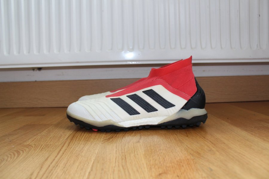 Adidas Fotbollsskor i storlek 45 1/3i fint skick