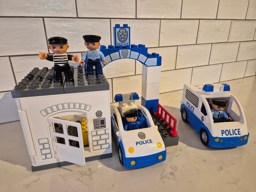 LEGO Duplo polisstation med bilar och figurer