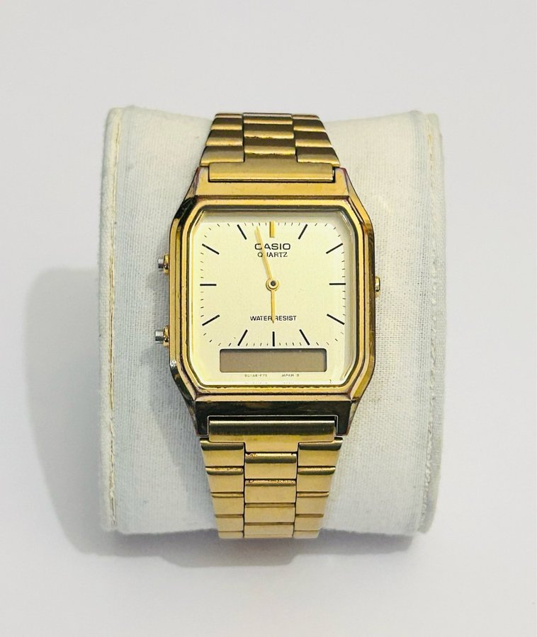 Casio AQ-230 Dual Time Guld Armbandsur.