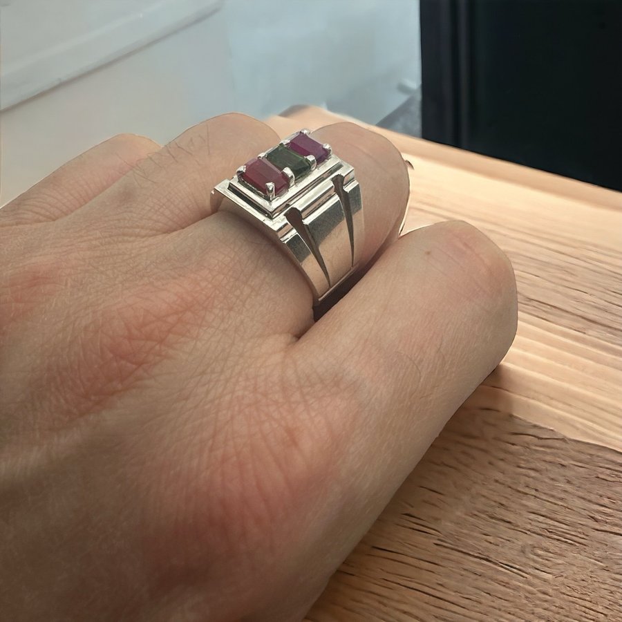 Handgjord silver ring med naturliga rubiner och turmaline