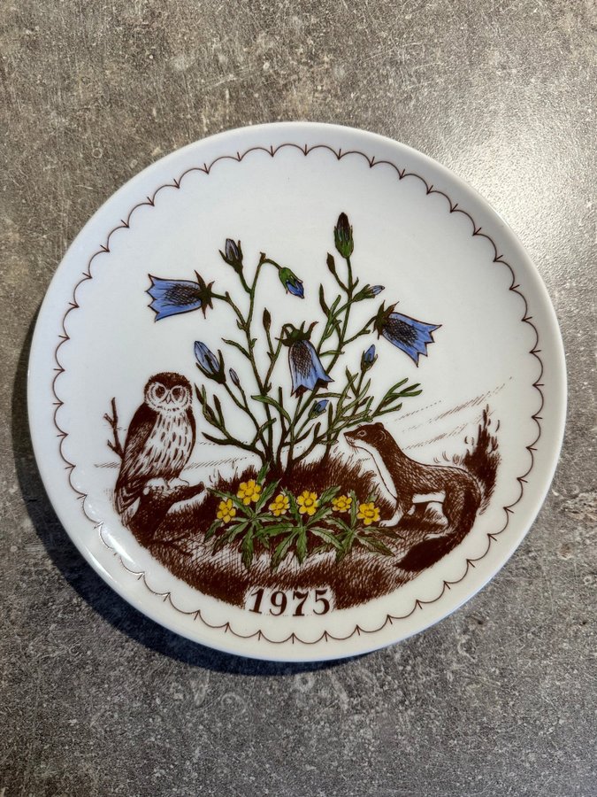 RAVN PORSLIN 2 st Tallrikar med motiv av fåglar och blommor 1975  1978