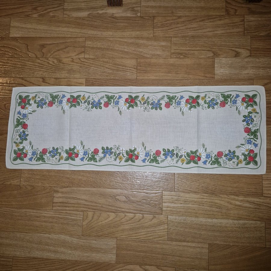 Duk med blommor. Löpare. L 79 cm B 27 cm. Med snyggt mönster. I jättefint skick.