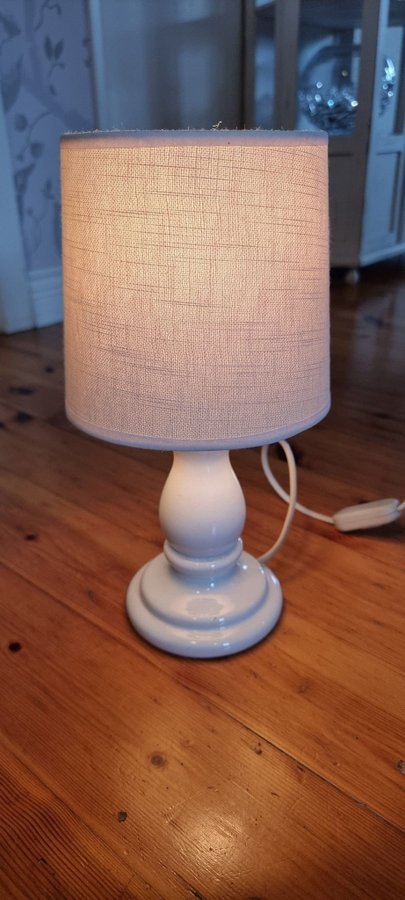 Cremevit lampfot + ljusbeige skärm 30 cm hög, fint skick.