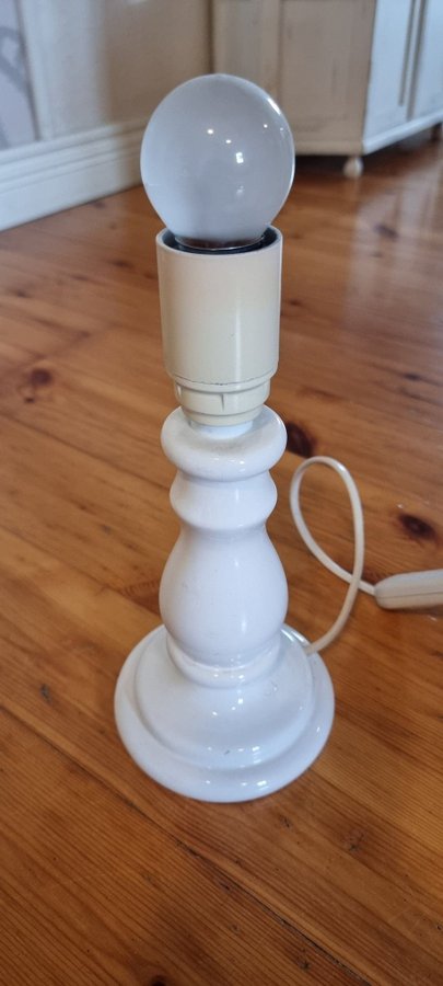 Cremevit lampfot + ljusbeige skärm 30 cm hög, fint skick.