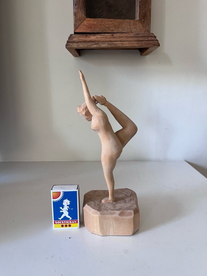 Träsnidad figur/figurin i yogaposition