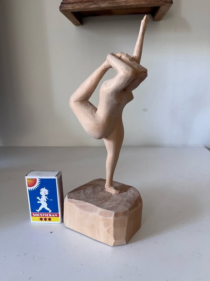 Träsnidad figur/figurin i yogaposition