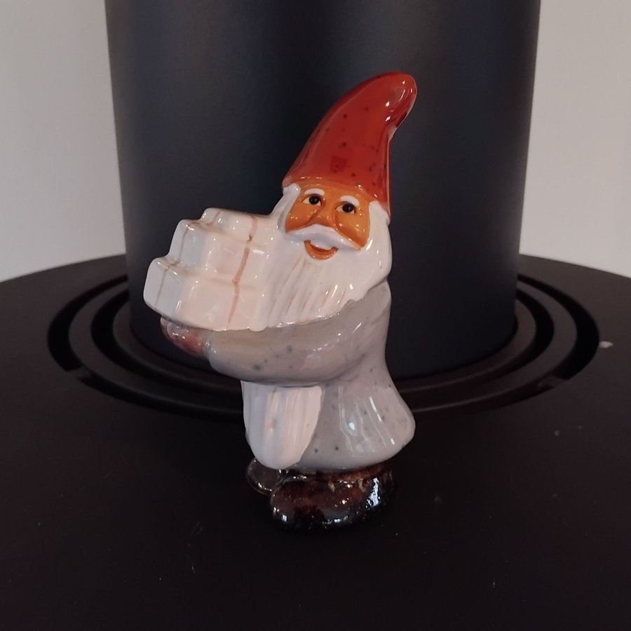 Tomte med paket, design DAG BRANDSTEDT, signerad DB, Nyskick