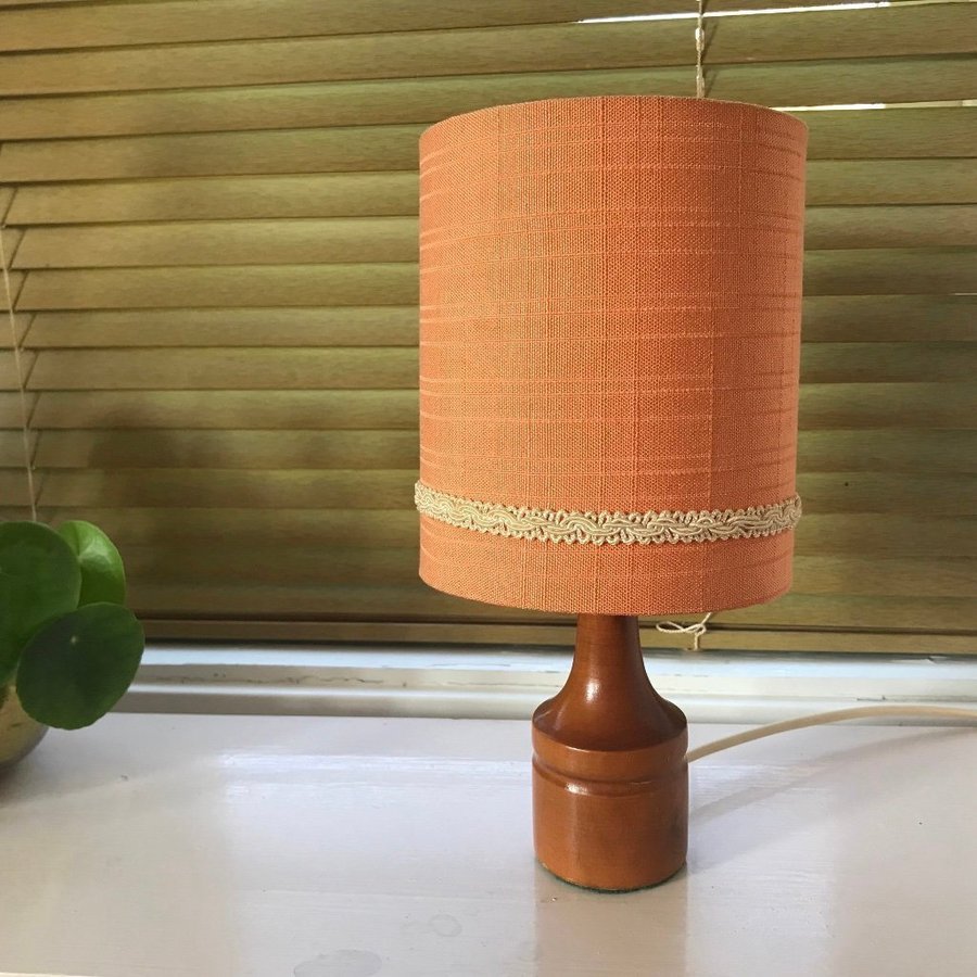 Retro bordslampa i trä med orange skärm