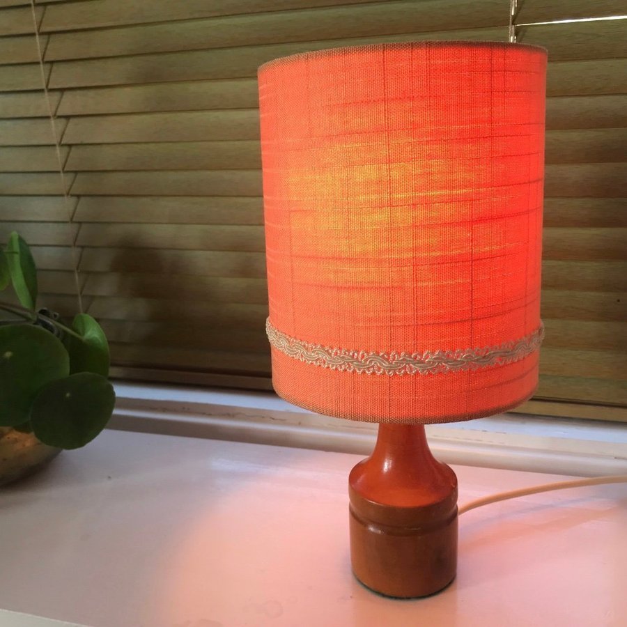 Retro bordslampa i trä med orange skärm