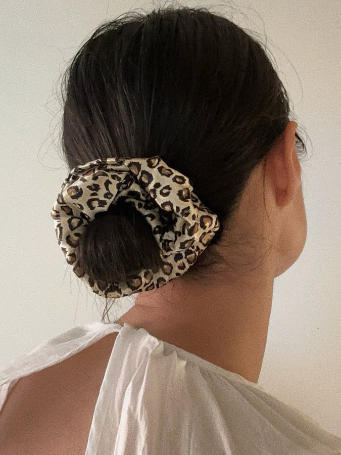 Mullbärssilke Scrunchie , leopardmönster , 15cm