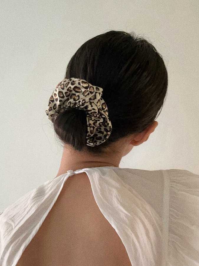 Mullbärssilke Scrunchie , leopardmönster , 15cm