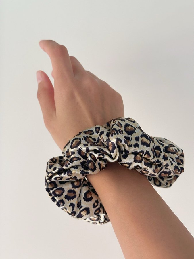 Mullbärssilke Scrunchie , leopardmönster , 15cm