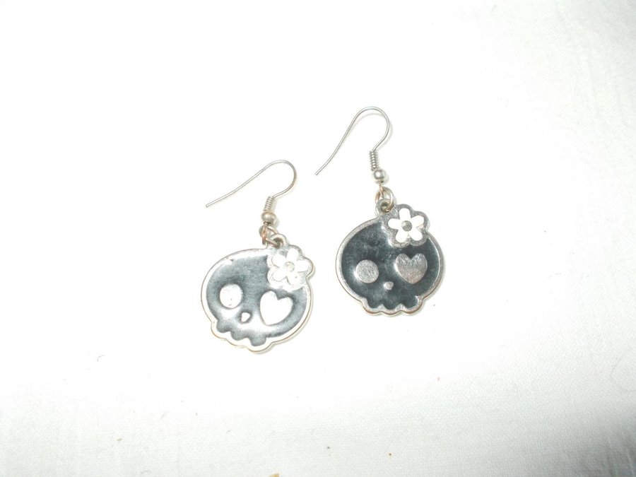 Örhängen Dödskallar 1 par av metall cool earrings death skulls in metal