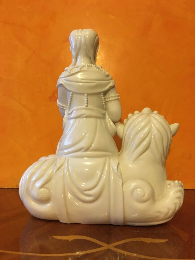 Guanyin Blanc de chine FIGURIN porslin  signerad omkring 1900 Tal