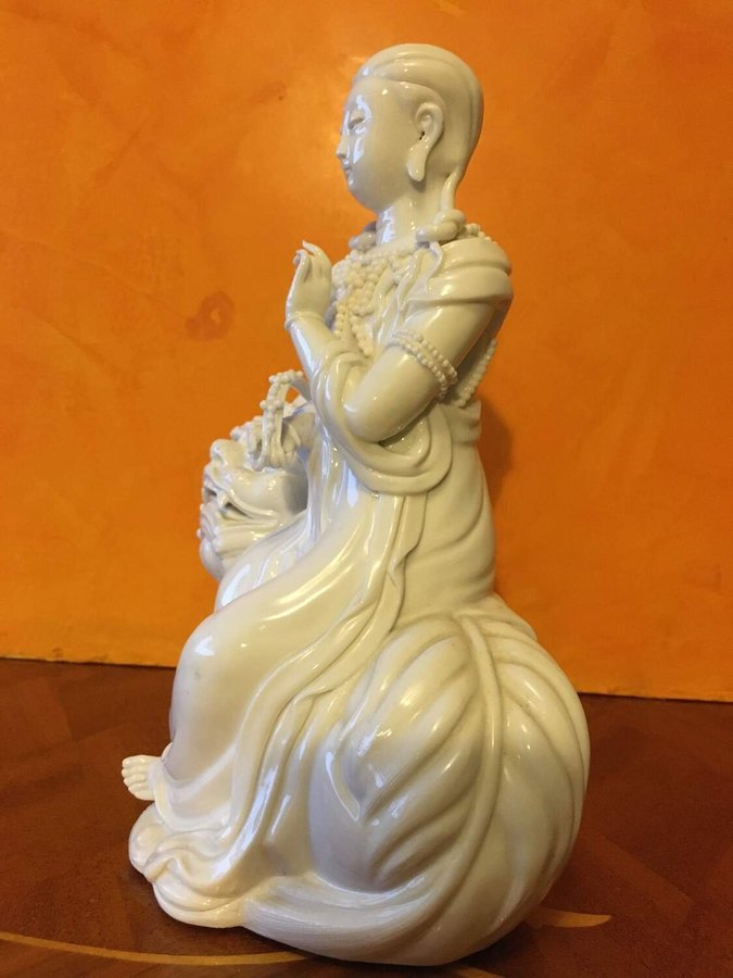 Guanyin Blanc de chine FIGURIN porslin  signerad omkring 1900 Tal