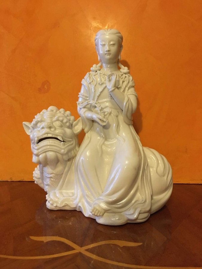 Guanyin Blanc de chine FIGURIN porslin  signerad omkring 1900 Tal