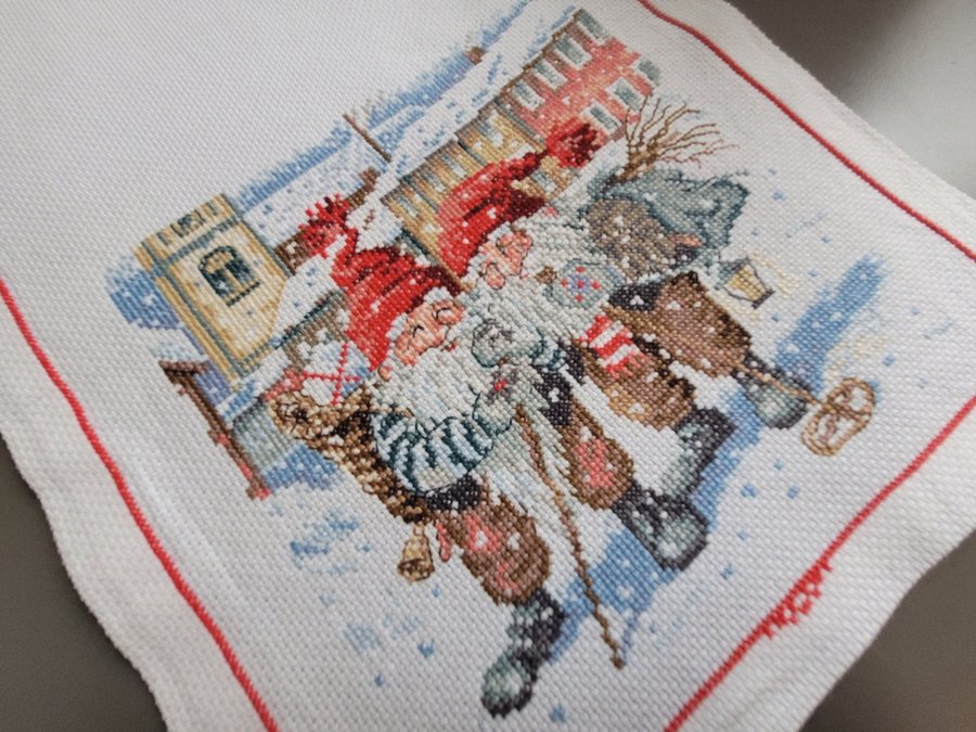 Super söt julduk handbroderad tomtar gammaldag motiv 28×78cm