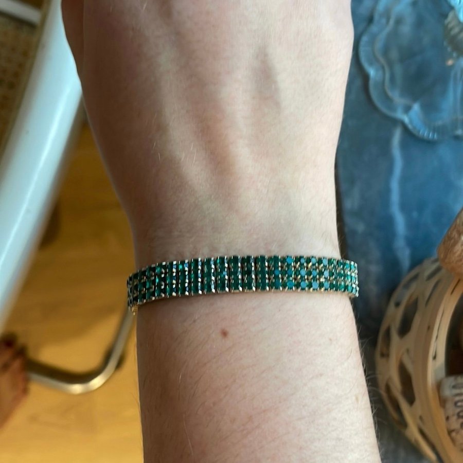 Armband med gröna stenar