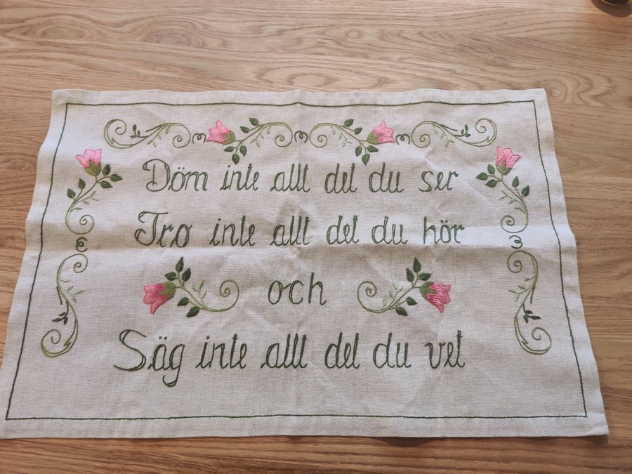 Broderad duk/tavla med citat. Väggbonad