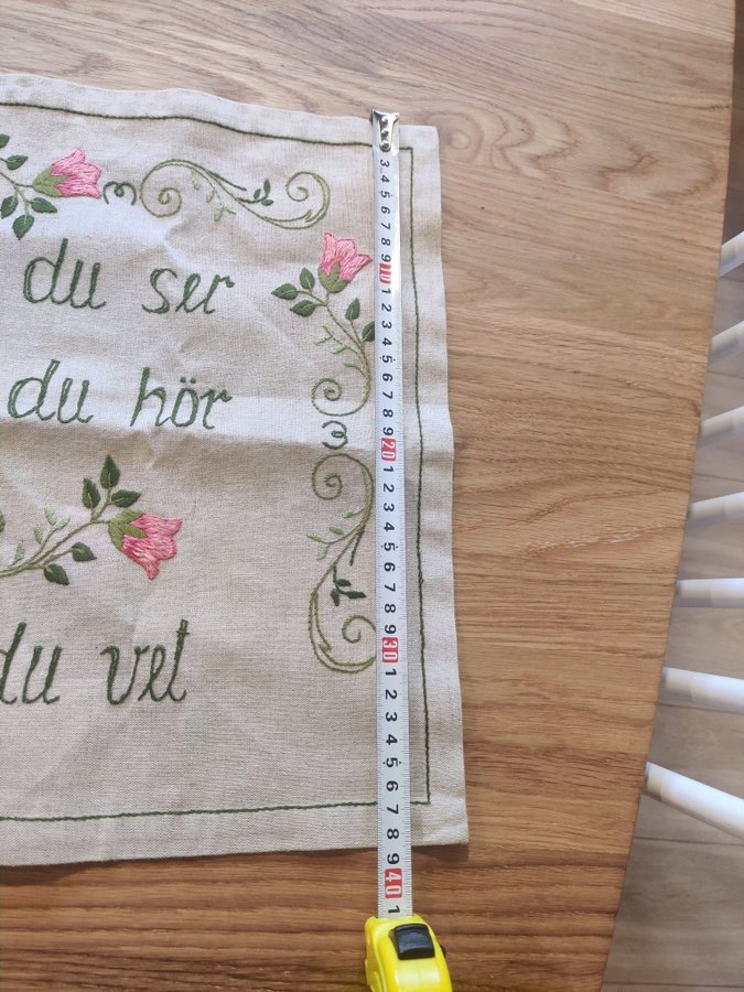 Broderad duk/tavla med citat. Väggbonad