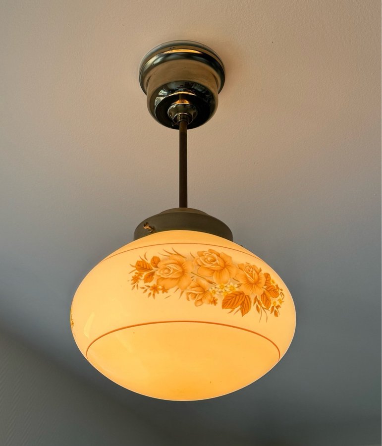 Gammal retro / vintage taklampa /klotlampa med blommotiv