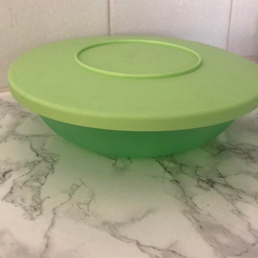 Tupperware Grön skål med lock