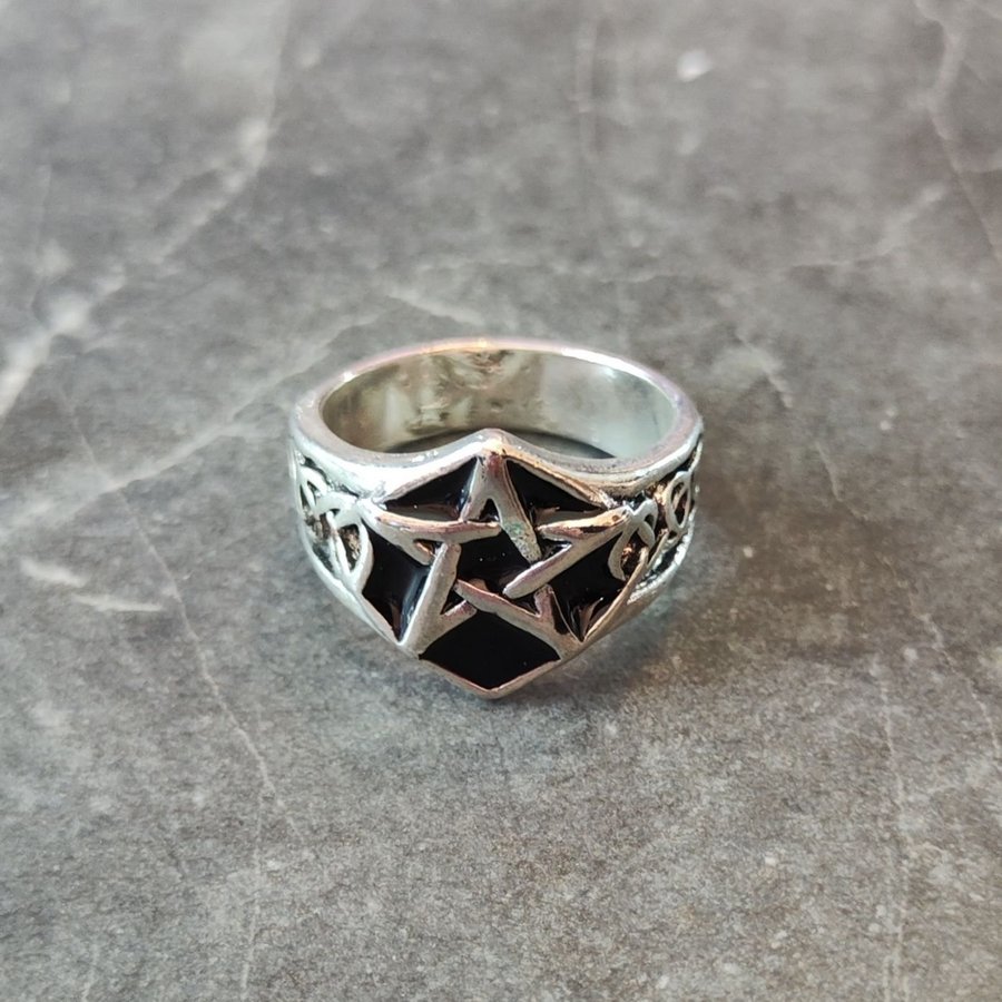 Ring med pentagram, stjärna, wicca, hårdrock, goth