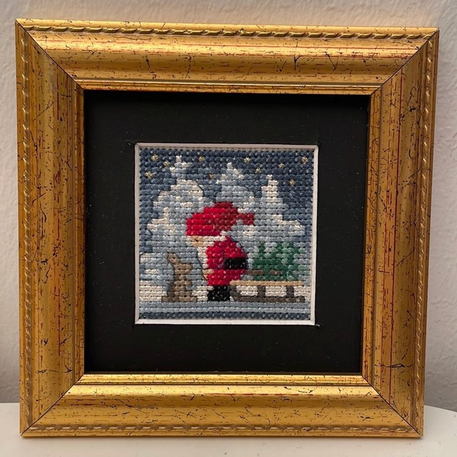 3 Små Tavlor med Broderad Julmotiv i Guldfärgad Ram Hand Made