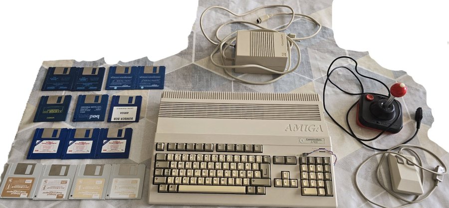 Commodore Amiga 500 med spil såsom Champions of Krynn, Eye Of The Beholder 2