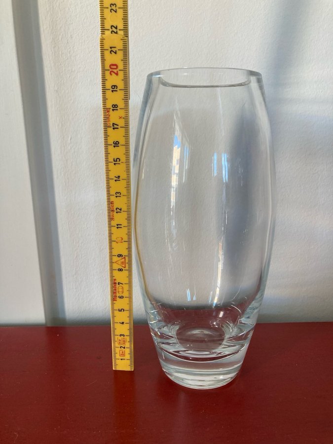 Glasvas 20 cm hög nyskick tung vas tjock glas blomvas