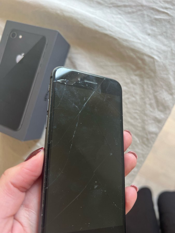 iPhone 8 64 GB, sprucken skärm