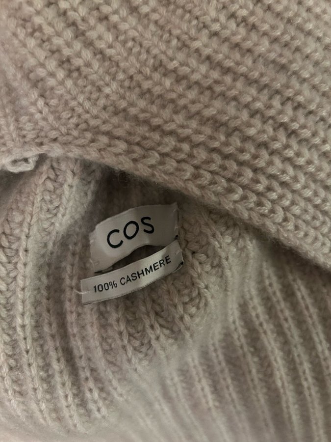 COS beige, vit balaklava, cashmere