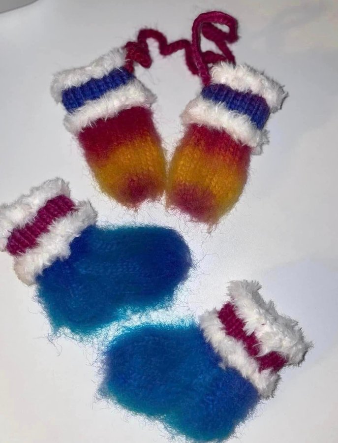 Handstickade Babysockar samt Vantar i 100% Ull, Storlek ca 0-3 mån