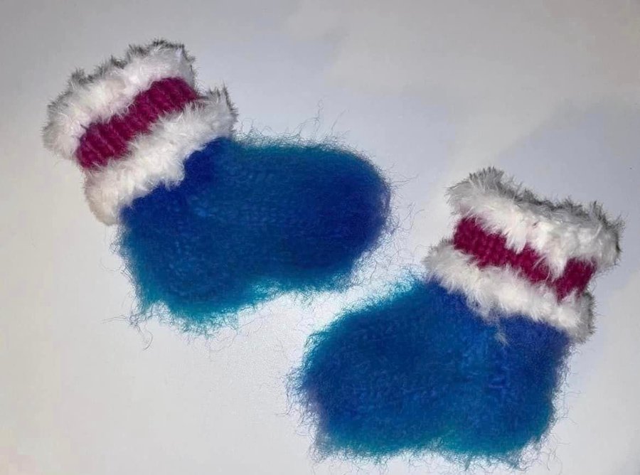 Handstickade Babysockar samt Vantar i 100% Ull, Storlek ca 0-3 mån