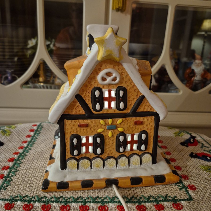 Ett stort fint pepparkakshus ljuslykta i keramik med elbelysning