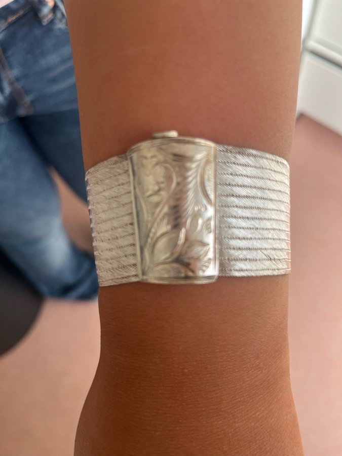 Säljer ett vackert armband i silver