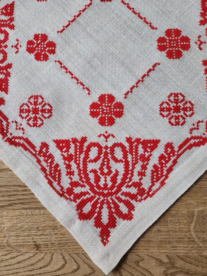 Handbroderad jul-duk/tablett. Linneväv. Stl 30×30cm. Nyskick