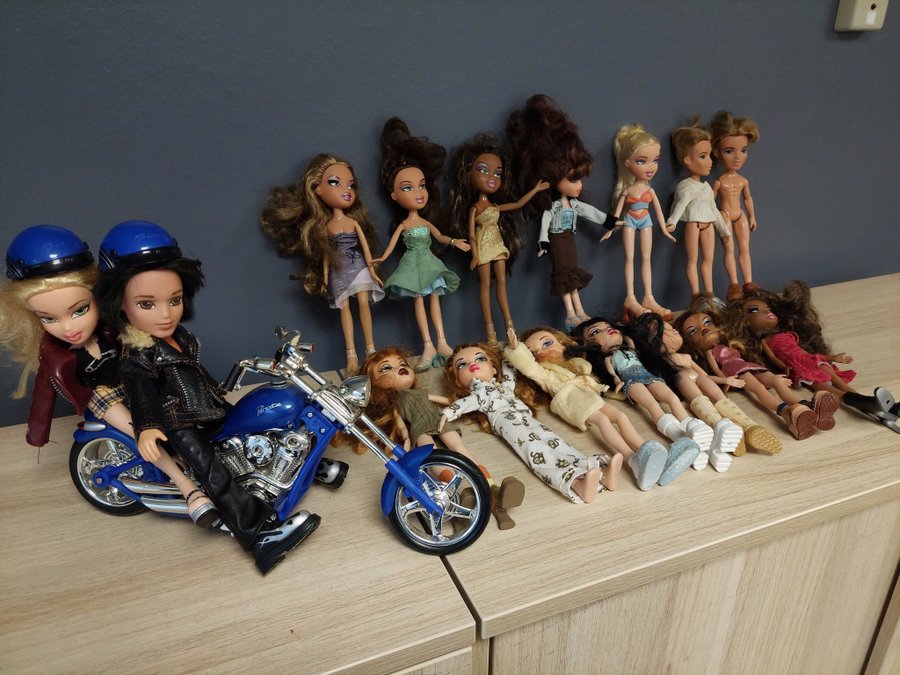 Bratz 16 dockor, massor av skor, kläder, väskor, glasögon och tillbehör MGA 2001