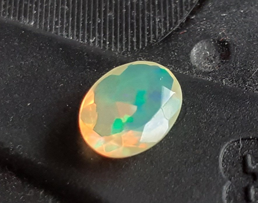 OPAL cabochon nr1 / facettslipad / 9x7 mm / Etiopisk opal