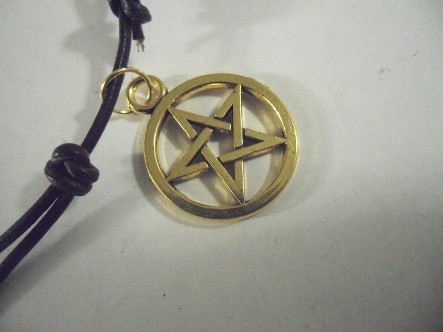 Handgjord Ställbar Svart läder halsband med guldpläterad pentagram hänge