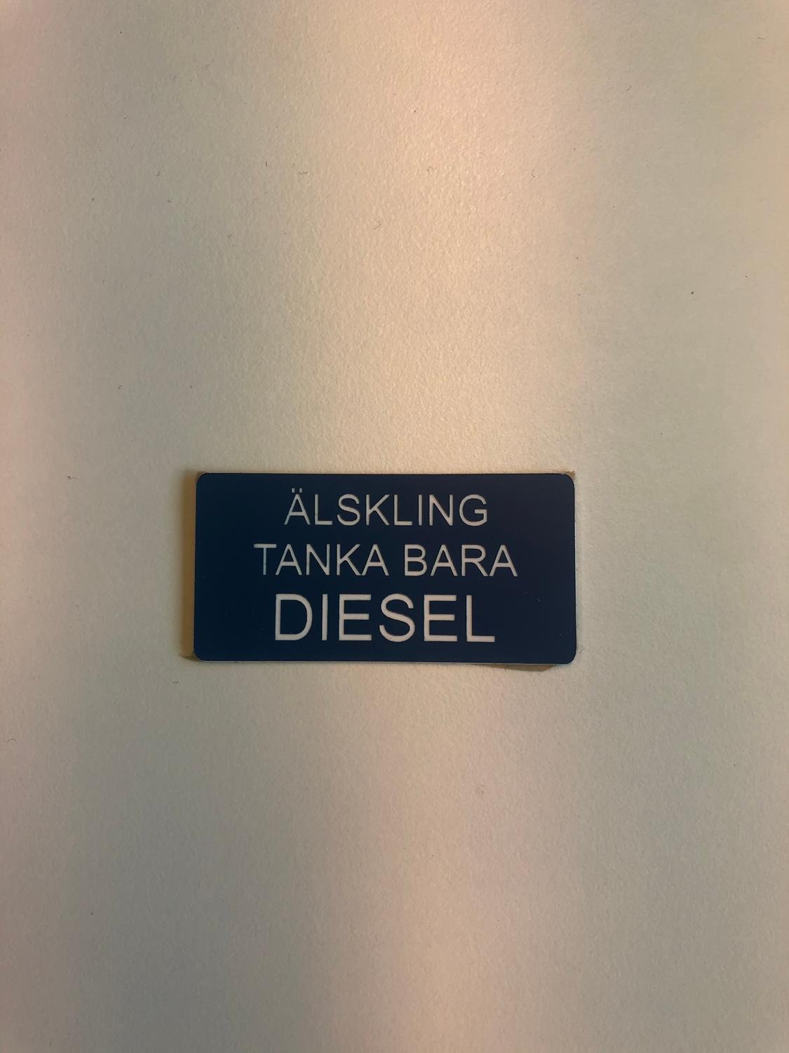 Skylt: ÄLSKLING TANKA BARA DIESEL