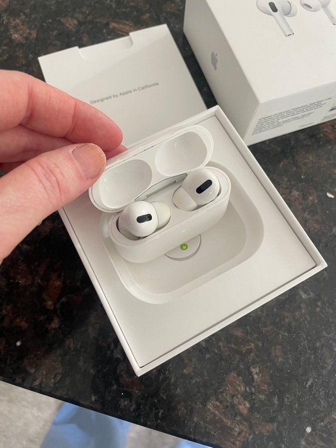 Apple AirPods Pro (1st gen) med fodral - mikrofon fungerar inte, brusar